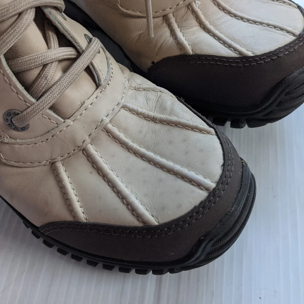 UGG Adirondack tan fur lined lace-up boots